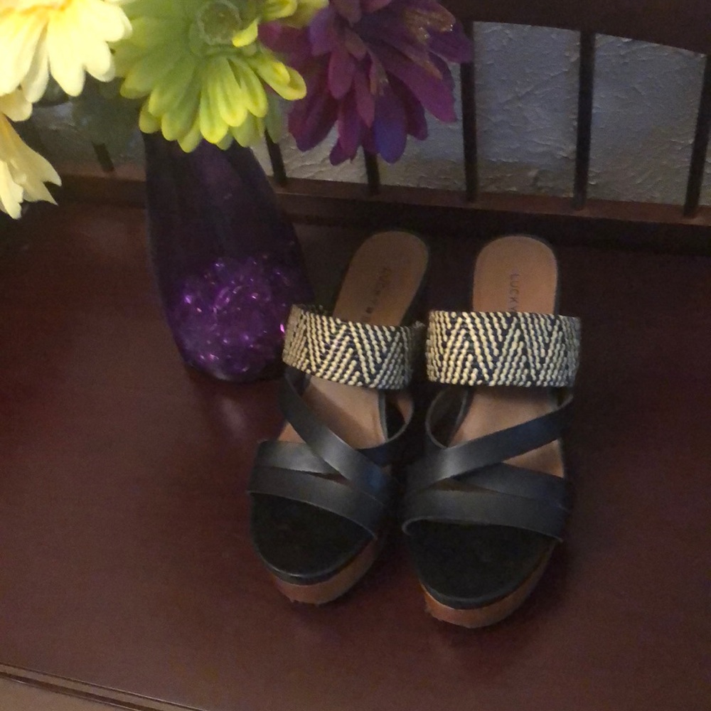 Lucky a Brand size 6.5 navy/white sandal.